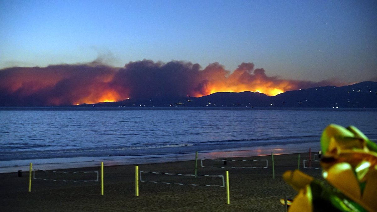 TonyToySays's tweet photo. @joerogan this what Malibu looked like Friday eve 5:30. Gnarly! https://t.co/34OJi3Tlh9