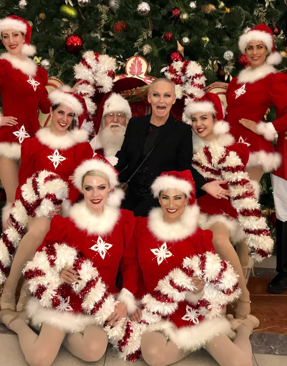 CandidCandace's tweet image. #illuminate900 #HappeningNow #greattree #holidayparty with donations benefiting ⁦@WishIllinois⁩ ! #hohoho