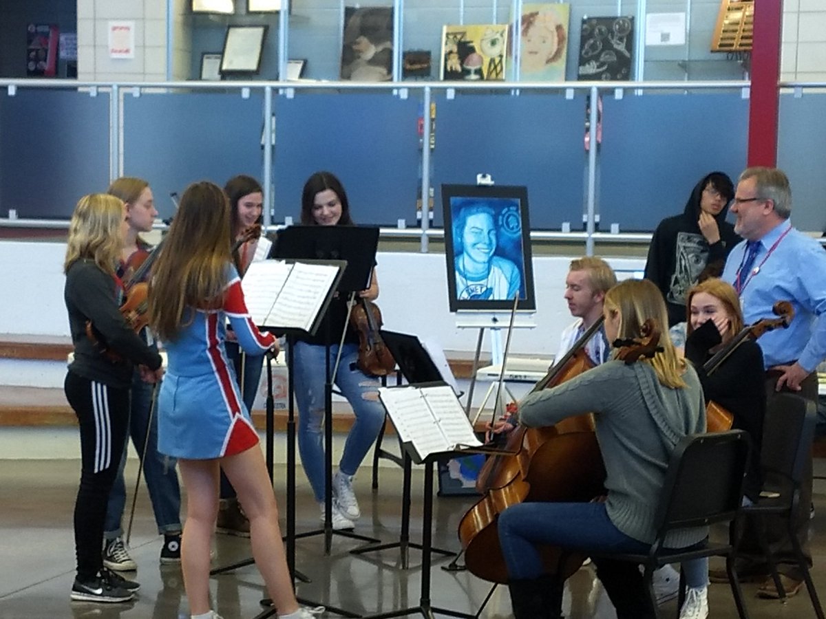 GHSFreshmanAcad's tweet photo. Welcome to Glendale High School, Pershing and Hickory 8th graders. The students at Glendale did a great job welcoming our guests! Go Freshman Academy!! #flockisfamily @gkemperGlendale @ngcauldwell @isaia_isaac @Mr_Will_Thomas @NathanLCardoza https://t.co/Xyw0F3btSL
