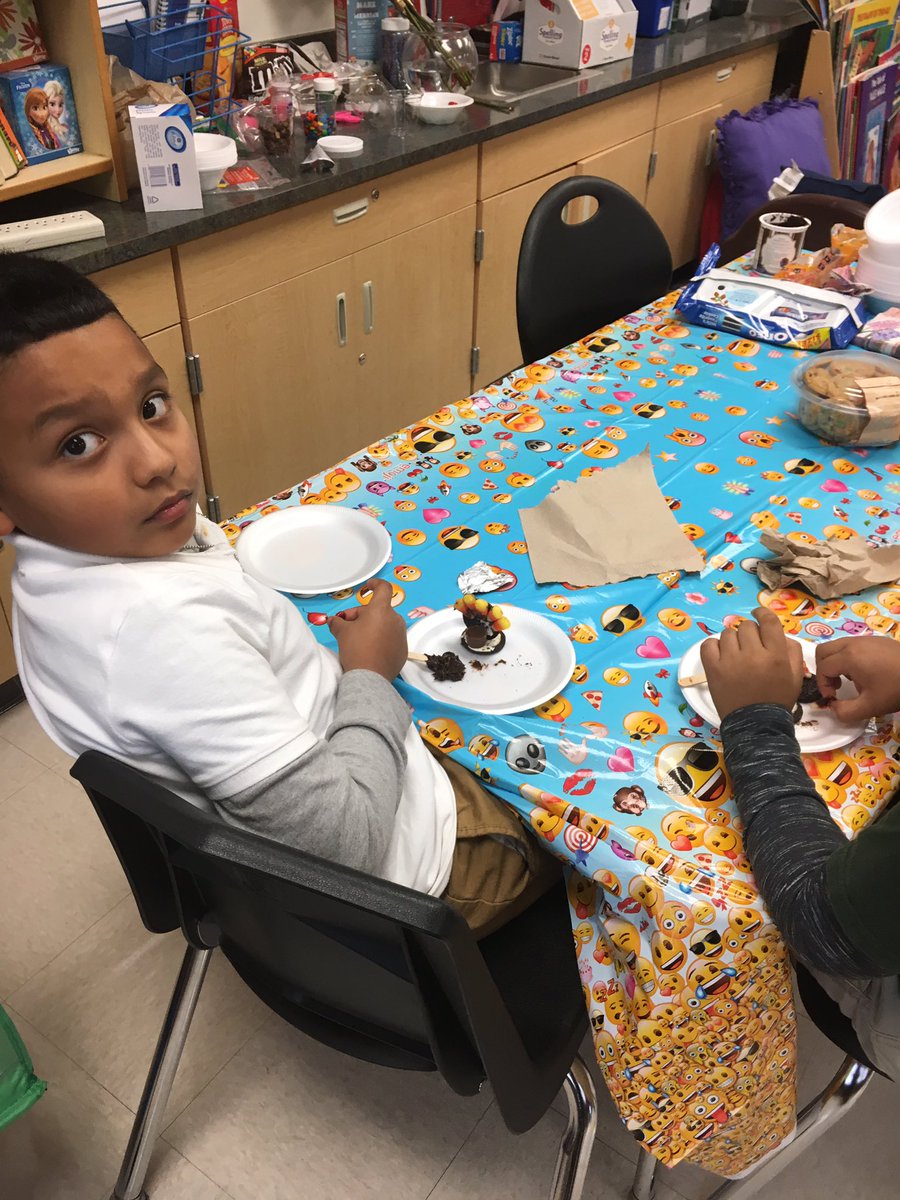sheljames709's tweet photo. Oreo turkey construction 😍 https://t.co/lKmQ1sL242