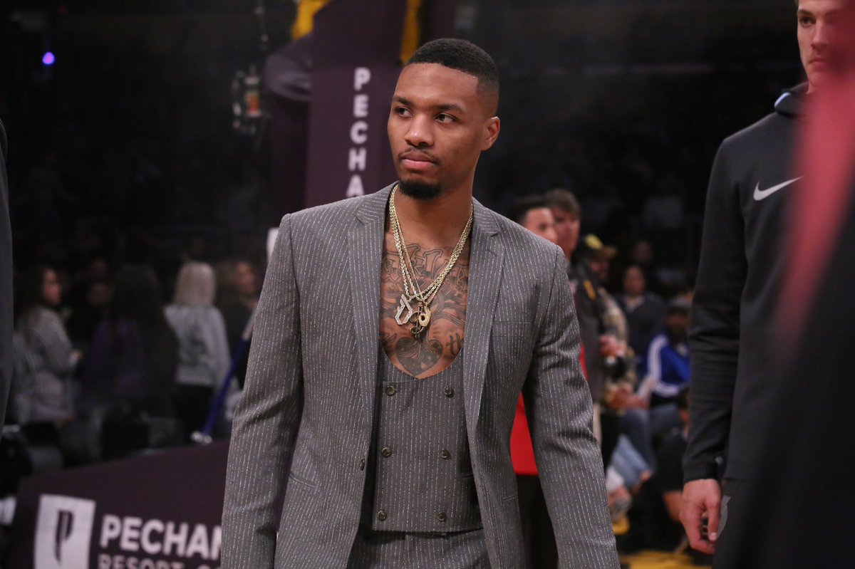 TRILLBLAZIN's tweet photo. BLAZER STAFFER JUST SENT ME THIS PIC OF LILLARD THEY TOOK JUST NOW. I'LL TELL YOU SOMETHING: THAT JACKET DOESN'T LOOK LIKE A GUY WHO STRUGGLES. https://t.co/gG136nMf5d