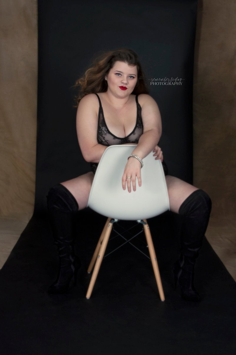 HuniNoirKC's tweet photo. #plussizemodel #PlusSizeFashion #plussizebeautiful #chiefsnation #elleking #kccurvemodel #kansascity #ChiefsKingdom #headshots #kcboudoir #oliphant #curves #KCChiefs #twins #ThirstyThursdays #thirstday https://t.co/4g1wxrMVLN