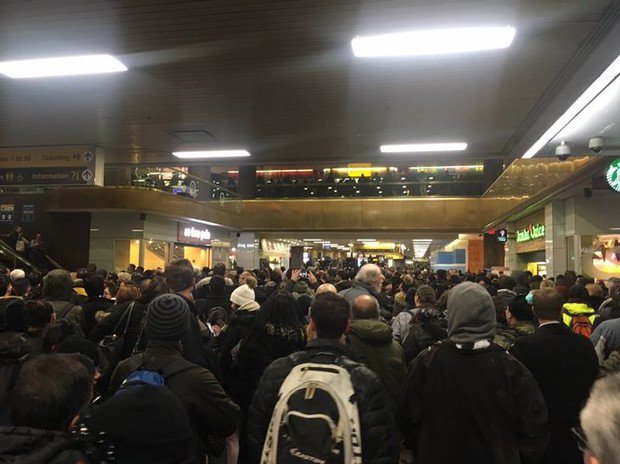 njdotcom's tweet photo. Port Authority closes doors, thousands told to find another way home as roads remain icy nightmares https://t.co/7ymDjkwQUf https://t.co/oG8WjFnSrp
