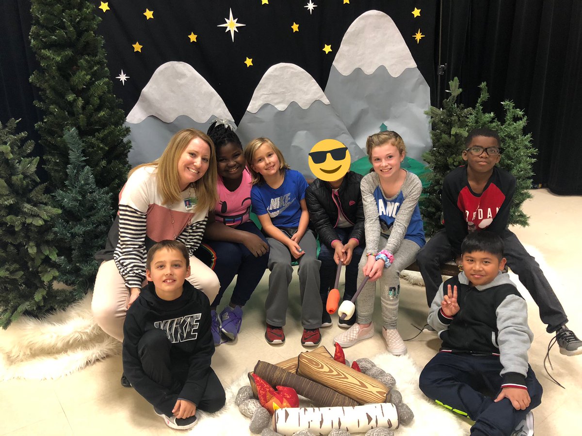 dlogeman's tweet photo. My lunch buddies today! Grandparents and Special Friends Day was a blast with this group! @FierceFolsomPTO @FierceFolsom https://t.co/CeOWQ8doWg