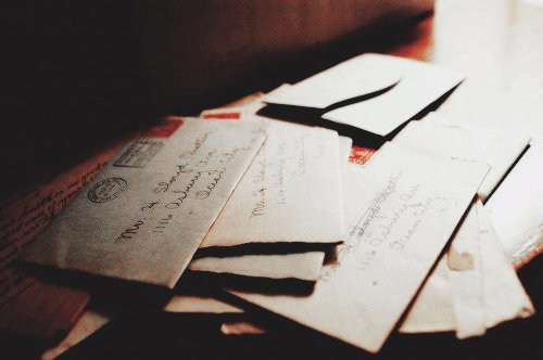 "The day I killed myself" ━ Este é o nome do primeiro livro escrito pela jovem luso-eslovaca Cara Anežka Scharvin, encontrado após ser encontrada morta no seu quarto. Aqui podem encontrar alguns excertos.