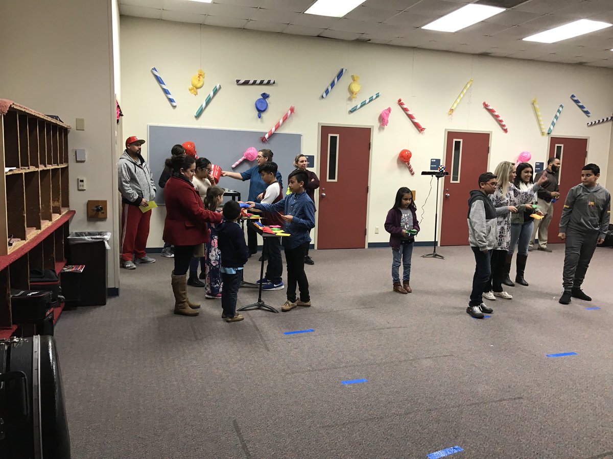 Hardin_Intermed's tweet image. Challenge: The more problems you answer correctly, the more tosses you get for prizes! Math Ring Toss at work! @DuncanvilleISD #MathMeetsScience #HardinHappy