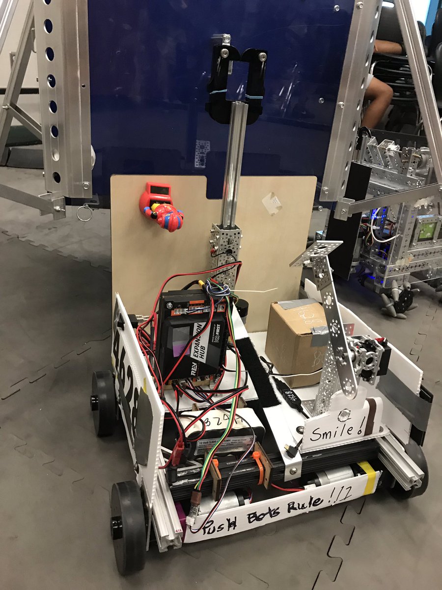 suitbots4628's tweet photo. Our meet 0 robot is pure class #omgrobots https://t.co/HU7FjPN5su