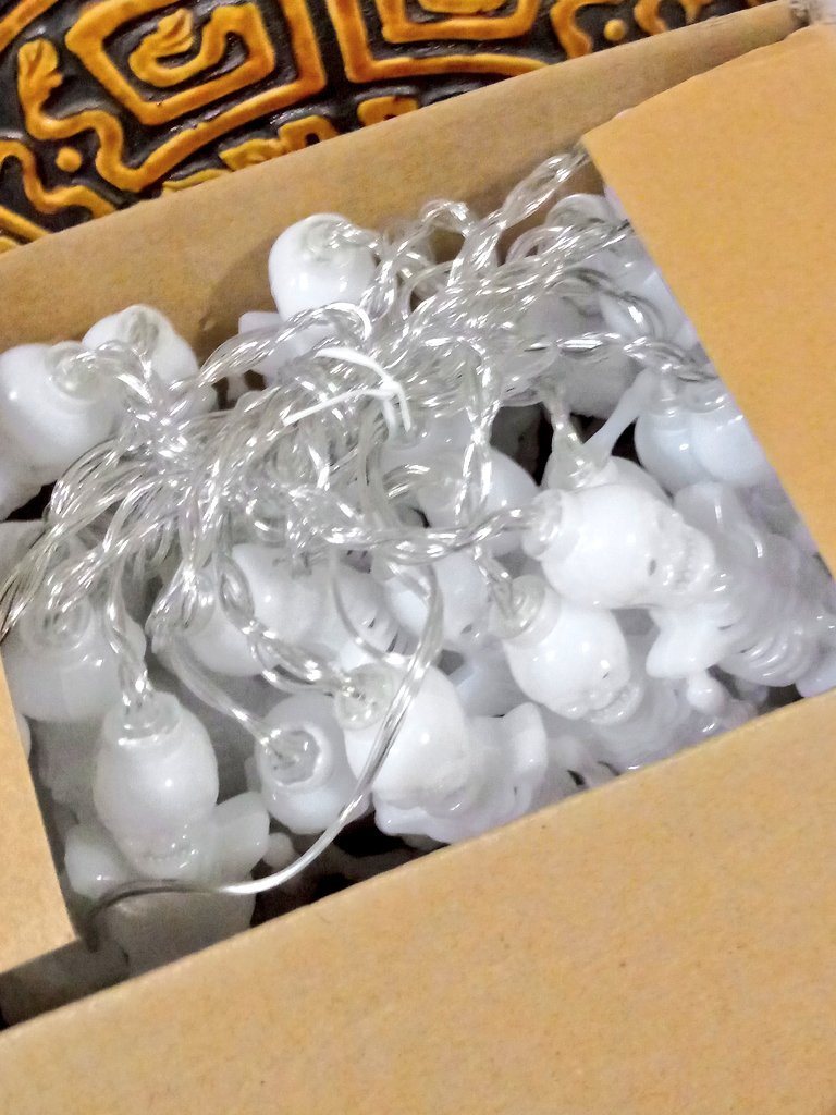 SantaAdvisor's tweet photo. So happy to finally get these today! I love the little dangling skeletons and they light up brightly. I am super stoked for halloween to come again to use these in our haunted house!!
⭐⭐⭐⭐⭐
https://t.co/WN8x8I2IYE https://t.co/1vlIE10vjS