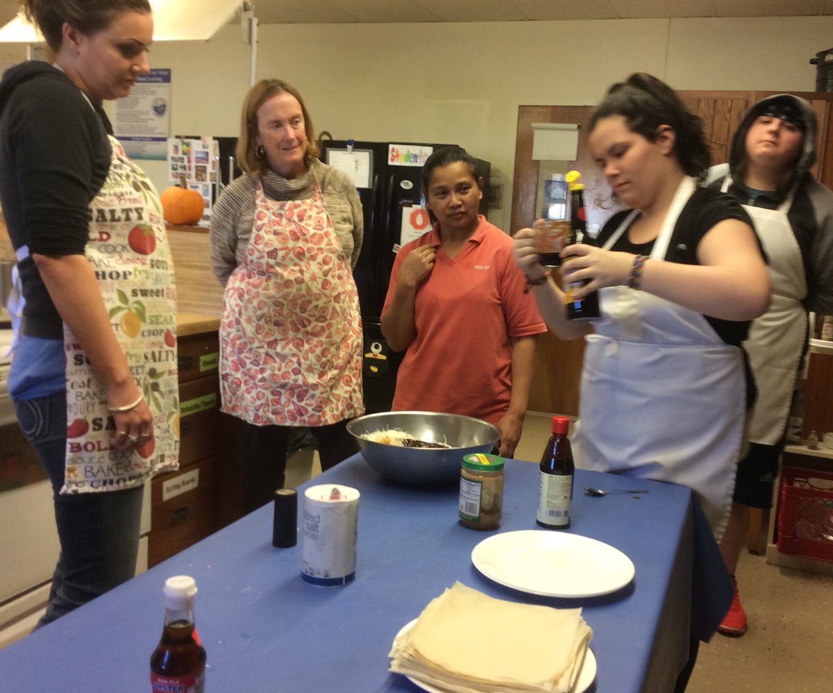 aznash13's tweet photo. Shout out to Lekky, Bonnie and Penelope #ThaiEggRolls #CulinaryII #oobschools https://t.co/vA7I3nEpR4