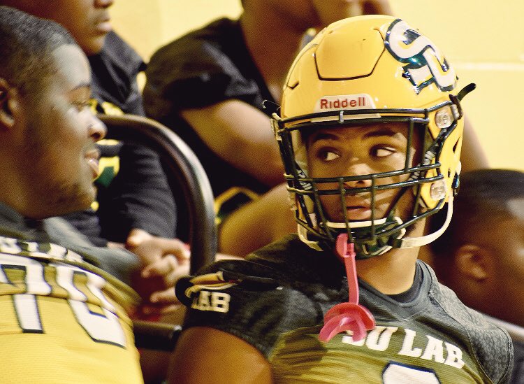 SuperK_TFB's tweet photo. The #Sooners continue to fight hard for elite 2019 LSU RB commit, Tyrion Davis (@3_too_lit).

Davis will take a return visit to Norman.

With dreams of playing in the NFL, Ty is one of the few HS players who seems to understand what needs to be done &amp; considered to get there. https://t.co/K0s44FiZMS