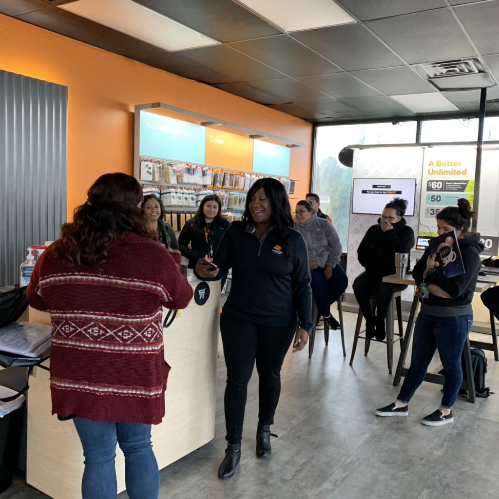 vtruongcao's tweet photo. AM #ThursdayTraining with #252Wireless #Back2Basic #SmartPay #BoostShield #VIPwireless @JayMiglionico @SMcgowan763 @spgjamieb @VIPwireless https://t.co/N72hS6dP5g