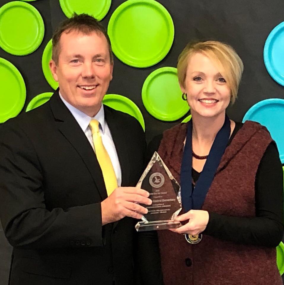 TweetDCS_OGCES's tweet photo. We are so proud to announce that today Oak Grove Central was presented with the “Raise The Bar” award from Mr. Uselton for improving 6 of the 7 growth and proficiency categories. OGCE has an “A” rating by the MDE! #RaiseTheBar #TeamDCS https://t.co/wlGPq07BRP