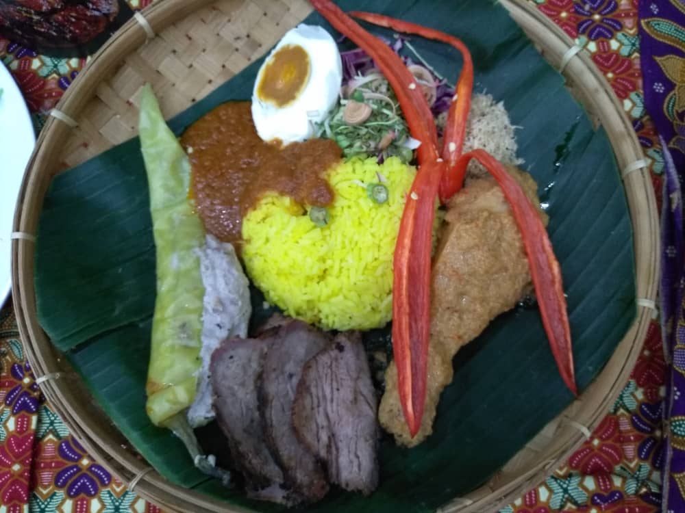 syahfieza_jaja's tweet photo. Bile terdengar bunyi marakas..
Diiring pula petikan gitar,
Mari semua mari lekas,
MAHA nak datang..uiit xsabar.
Ngeh..ngeh..ngeh..
'Counting days' - 6 more day to #MAHA2018 #501MenuPopular dikluster #empayarmakanan krn #makananmenyatukankita .craving for kelantanis food https://t.co/dC4cMn7KCM