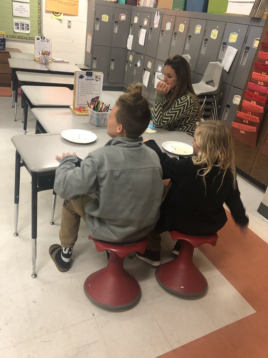 Mrs_Scroggins's tweet photo. Huge shoutout to @SHEMrsGolden and @SHfinnagain for putting together our #BLASTOFFTOREADING literacy night. It has been a BLAST! πβοΈβοΈ https://t.co/fcCyU1w5Xc