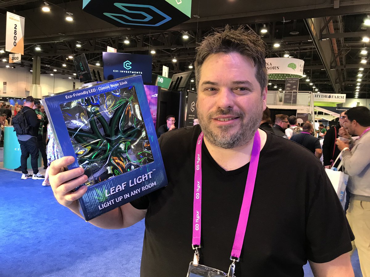 ZeonCorp's tweet photo. Congrats on your Leaf Light win, Chris! Enjoy!! #yescadelivers #MJBizCon https://t.co/BFskosPwmW