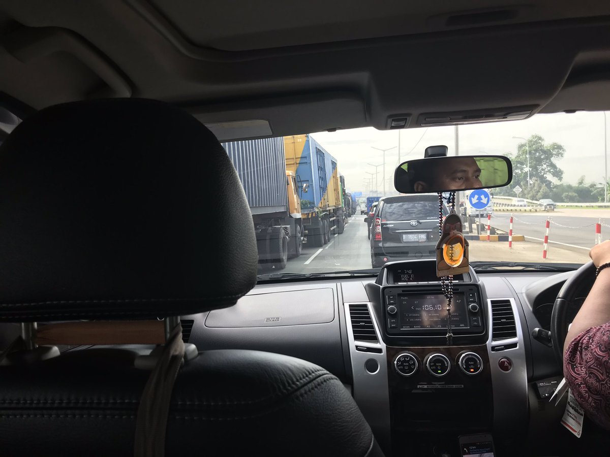 iful270's tweet photo. @TMCPoldaMetro @PTJASAMARGA macet panjang tool joor arah cikunir karena pembiaran Truk2 kontainrr  parkir di tengah jalan tol akubat kebijakan jam melintas bagi Truk2 kearah Cikampek/Tol kota. Tiap hari begini lho. Mbok ya jangan boleh masuk di gerbang awal 😭 https://t.co/ZjkRHMj6zh