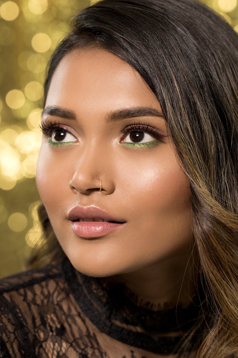 ✨FESTIVE CHEER✨ Holiday parties filling your calendar? Get the perfect look with a color combination that is festive yet refined. Red and Green for the eyes is balanced by a nude lip and accentuated with a rosy highlighter✨ #wunder2 #holidaylook bit.ly/2z6BWny