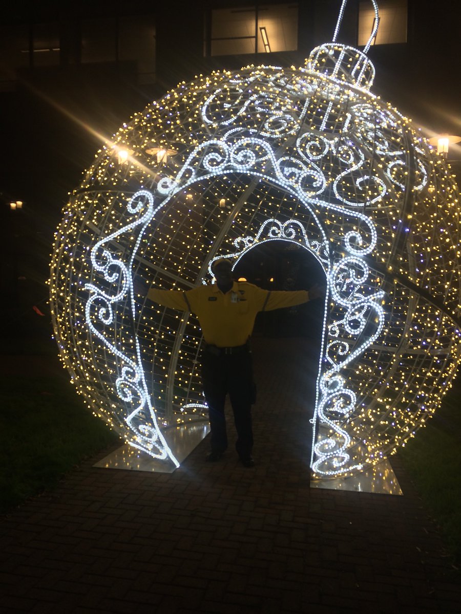 MattKennellMSD's tweet image. New giant ornament ⁦@mainstcolasc⁩ our guy Emmett is 6’7!  Thanks #AgFirst