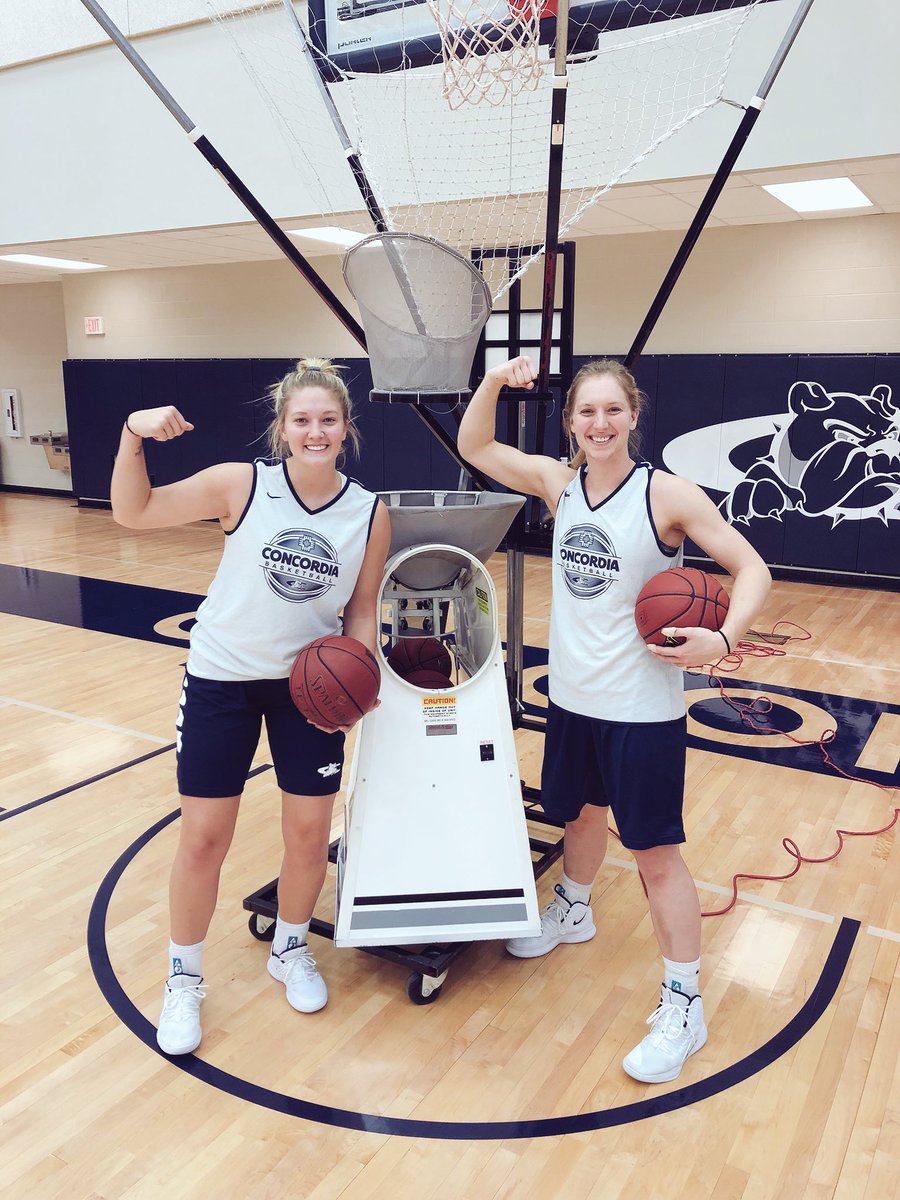 senochs00's tweet photo. Can’t tell which guns are bigger 😉 #AP https://t.co/2TKpe2yQOe