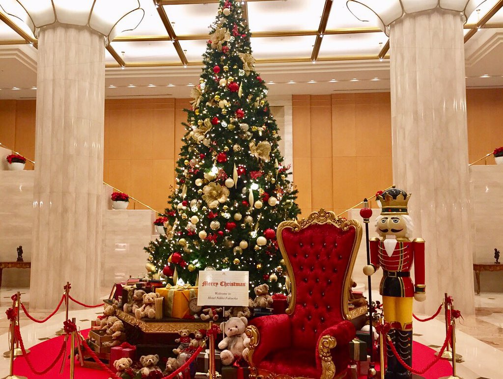 ホテル日航福岡 1fメインロビーに クリスマスツリーが登場 今年は思わずsnsにあげたくなるような高さ2mの くるみ割り人形 と 王子様気分を味わえるチェアを設置しております ホテルにお越しの際はぜひ 座って記念写真をお撮りください