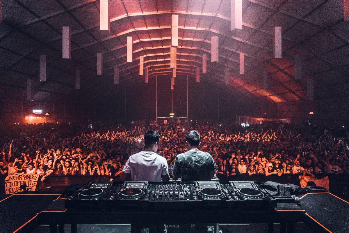 gian_derek's tweet photo. Bogotá y Medellín... Gracias por este fin de semana!!!❤️Fue increíble y lleno de sorpresas incluso para mi... Gracias a mi amigo @_davidnova_ por tenerme en su show🤟🏻 y gracias a @DanceRepublick !!! Espero que hayan disfrutado la canción tanto como yo!!!🙏🏻 https://t.co/2jt05gamaX