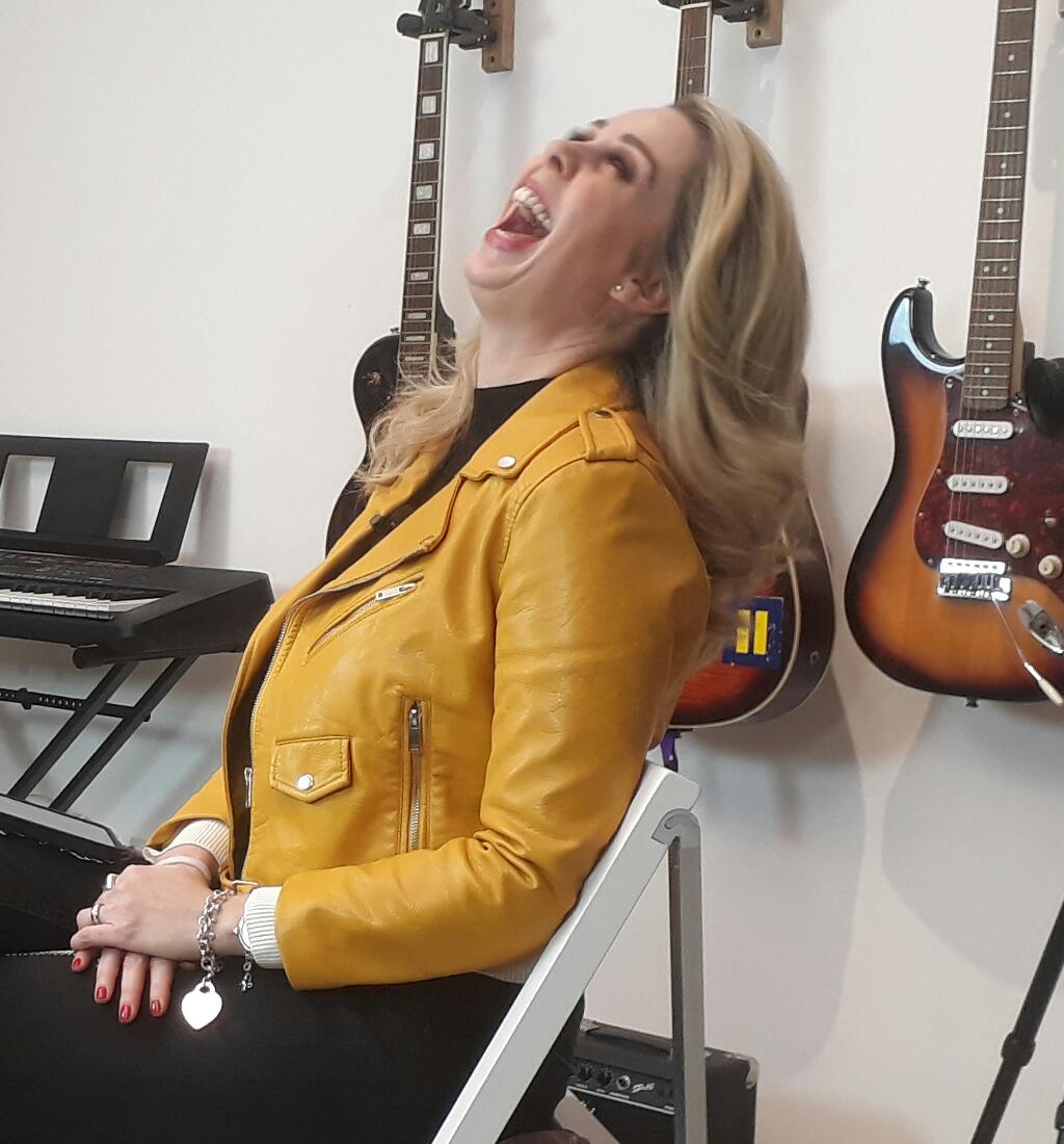 ¿De qué se ríe <a href="/AtaSarmi/">Atala Sarmiento *</a> ? ¿Será que hoy inició la sección de entrevistas en <a href="/Soy_Atala/">SoyAtala</a> ? ¿A quién entrevistó? ¿A una estrella de rock, a un pintor o a una activista? Pregunten a #Atala