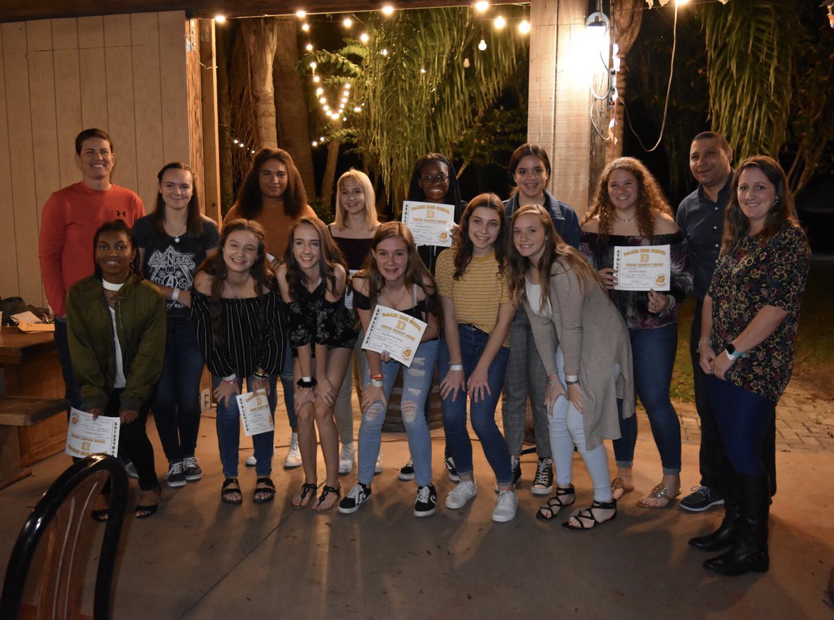 Delandvball's tweet photo. Nice night for the End of the Year Volleyball Banquet #digpig #allin #greenandgold #bulldog @DeLandAthletics https://t.co/CADxHyIdPx