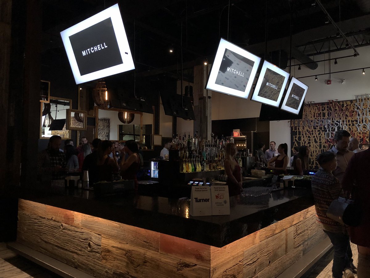 YCLToronto's tweet photo. Our pub night is happening now! Thank you #MitchellDemolition for sponsoring this event! #construction events for our young #leaders https://t.co/WsQuNZoUpo