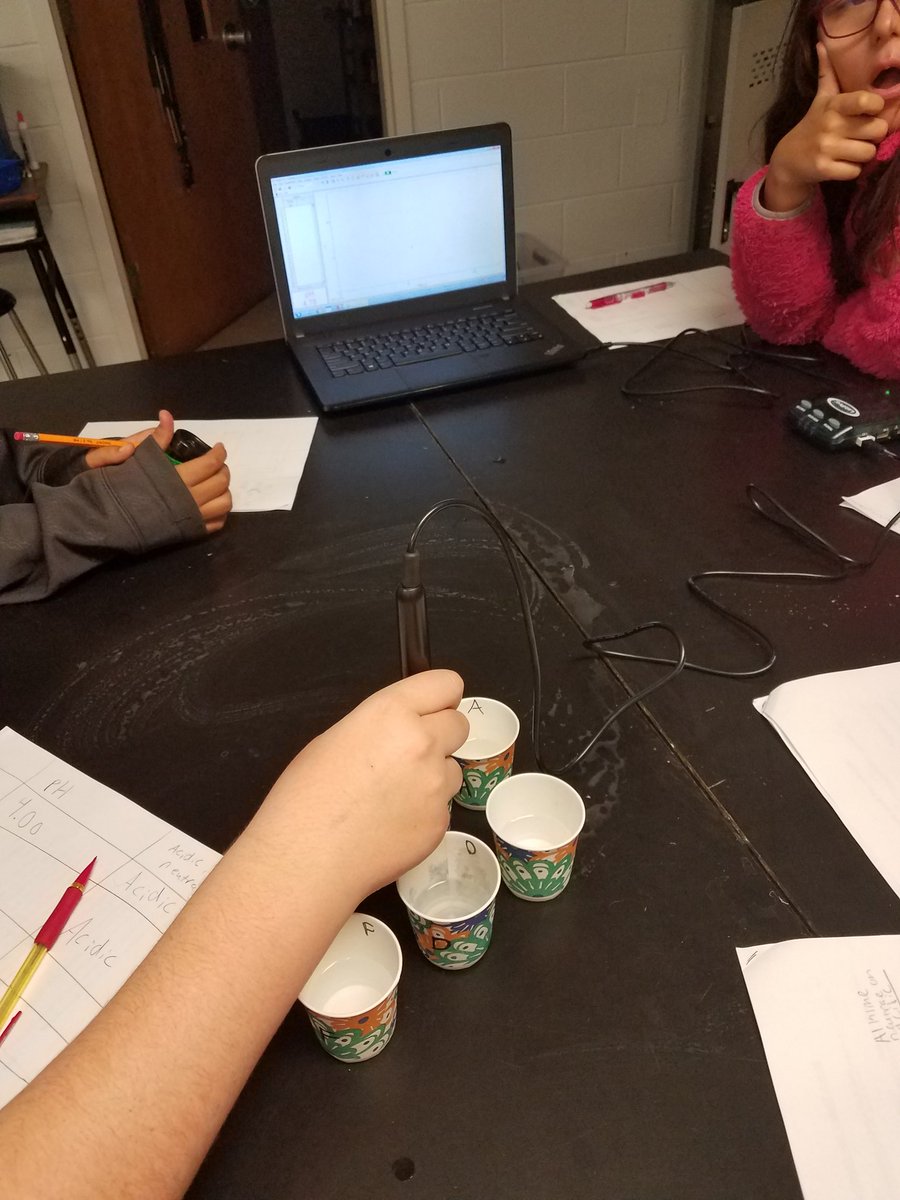 kadamswms's tweet photo. Students used probes to test the pH of 6 different types of water in preparation for real water testing at the river.  @Brynn_Welch_17 @StephDenicola_1 @MCPSk12 @VernierST https://t.co/i4Eg7nyPYP