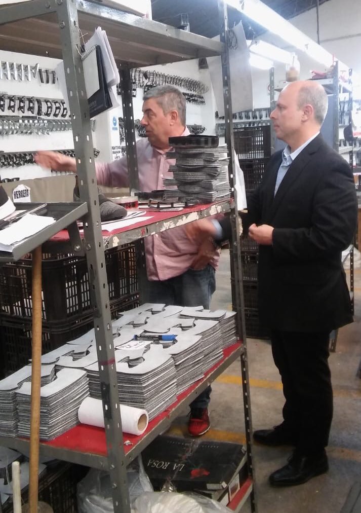 poldc's tweet photo. Visitamos a Carlos que fabrica calzado con las marcas #Fleximar e #Indian Incorporó recientemente maquinaria que permitirá fabricar modelos nuevos y mejorar sus productividad #AltaGracia https://t.co/arcpeTKFl8