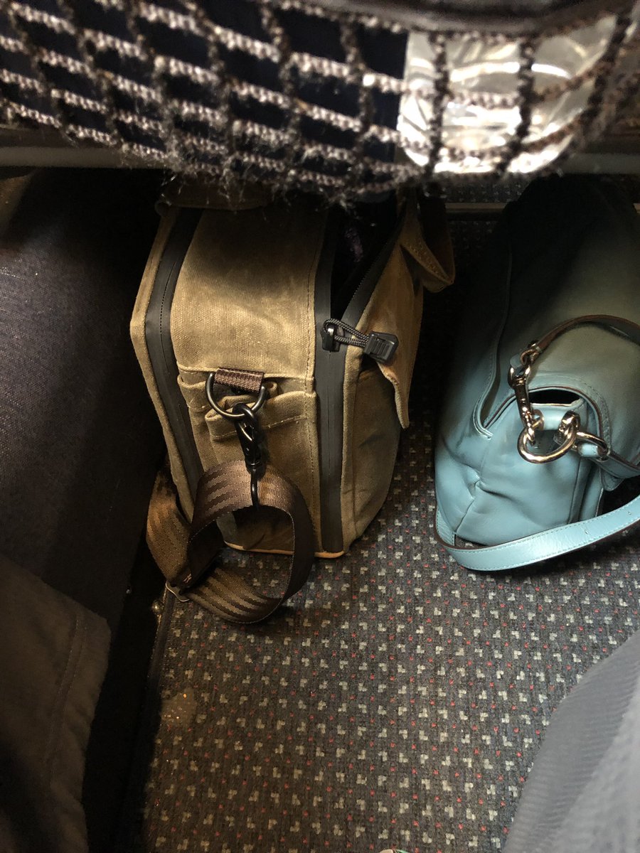 ChiBeav's tweet photo. My WaterField Air Porter bag on its inaugural flight. Handled my MacBook Pro, iPad Pro, portfolio, Bose headphones and Kindle. Stood upright AS ADVERTISED—CRJ-700 tested and approved. I ❤️ this bag! Handmade in SF too. TY, Gary and team! #sfbag #sfbags #travel #travelgear https://t.co/5mauh2VZko