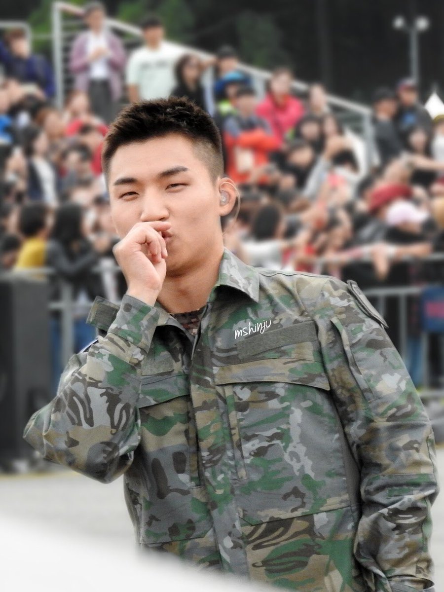 DaesungUpdate's tweet photo. TGIF! 🤗

Finger hearts from Daesung 💕💕

😇 359 more days Waiting for Daesung 

#빅뱅 #대성 #강대성 #BIGBANG #Daesung #KangDaesung #DLITE #D359 #WaitingForDaesung https://t.co/xoMCe7waWg
