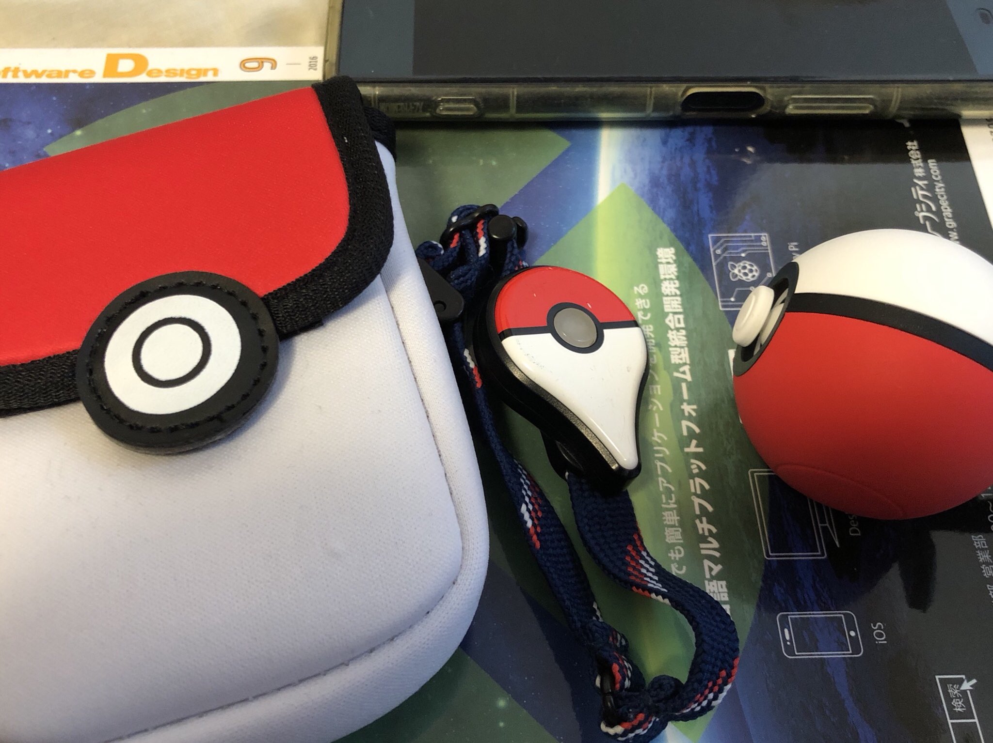 Teckl ピカブイ 無事届いたけどモンスターボール Plus とペアリングしたところまでで時間切れ Pokemon Go Plusと比較するとかなりデカめ そしてバイブの振動もデカいw ポケモンgo T Co 7vi2uxhxck Twitter
