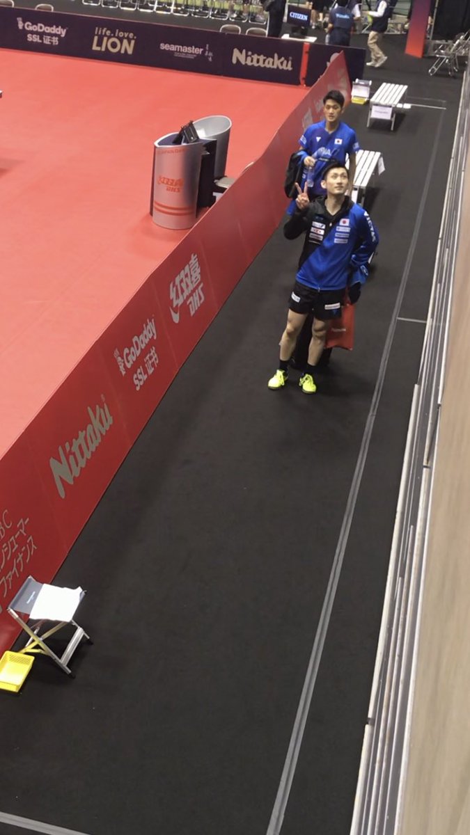 56pingpongpang's tweet photo. 観客に応えて ピースする上田選手
絶対いい人・・・ https://t.co/Mjy0aqBgyY