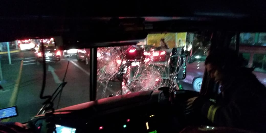 Esto es protestar? Apedreando a bomberos? Imbeciles inadaptados sociales <a href="/tv_mauricio/">Mauricio Bustamante</a> @mega <a href="/CNNEE/">CNN en Español</a>