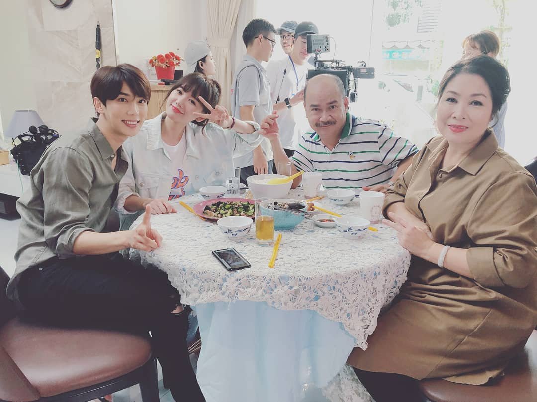_870403's tweet photo. #malstagram CA DAO, EM VA TOI
촬영 중...!
몸이 뒤바뀐 찬영이와 DAO!
지금은 누가 찬영이고 누가 DAO일까? ㅎ
DAO 가족과 함께... 베트남어 특훈 시켜주시는
영혼 파트너
고마운 리원씨와~
베트남 국민배우 선생님들🙈  -  https://t.co/1TA8rMosjx https://t.co/hZf3HZJfo6