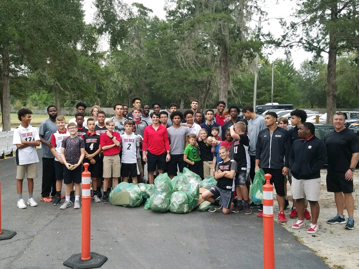 TheRockHoops's tweet photo. The Lions spent time cleaning up the sides of over 2 miles of road Wednesday. In the classroom. In the community. On the court. #MoreThanJustBall #Toughness https://t.co/9OG2u7DuAt