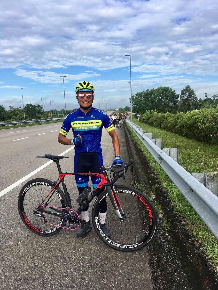 bujoee1's tweet photo. Friday Ride With Ganu Riders
#pardussuper5 #roadbike #pardus #wendwax #wendwaxmalaysia #morphcomponents #umarsunglasses #fidlockbottle #naturathlete #velotoze #velotozeovershoes #velotozesocks #superteamwheels #racelineapparels #xplovax5evo https://t.co/YxxvAgni6b