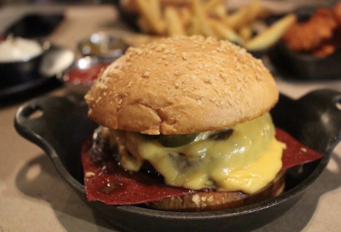 plancheck's tweet photo. When the week is long and ya just need a lil comfort food. Or some big comfort food! We’re here with a PCB. Pull up a chair in #SantaMonica, on #Sawtelle, on #FairfaxAve or #Downtown. We’ve got #LA covered. 🍔 🙌 

📸 @la_bitez #plancheck https://t.co/iTyyYh2YbV