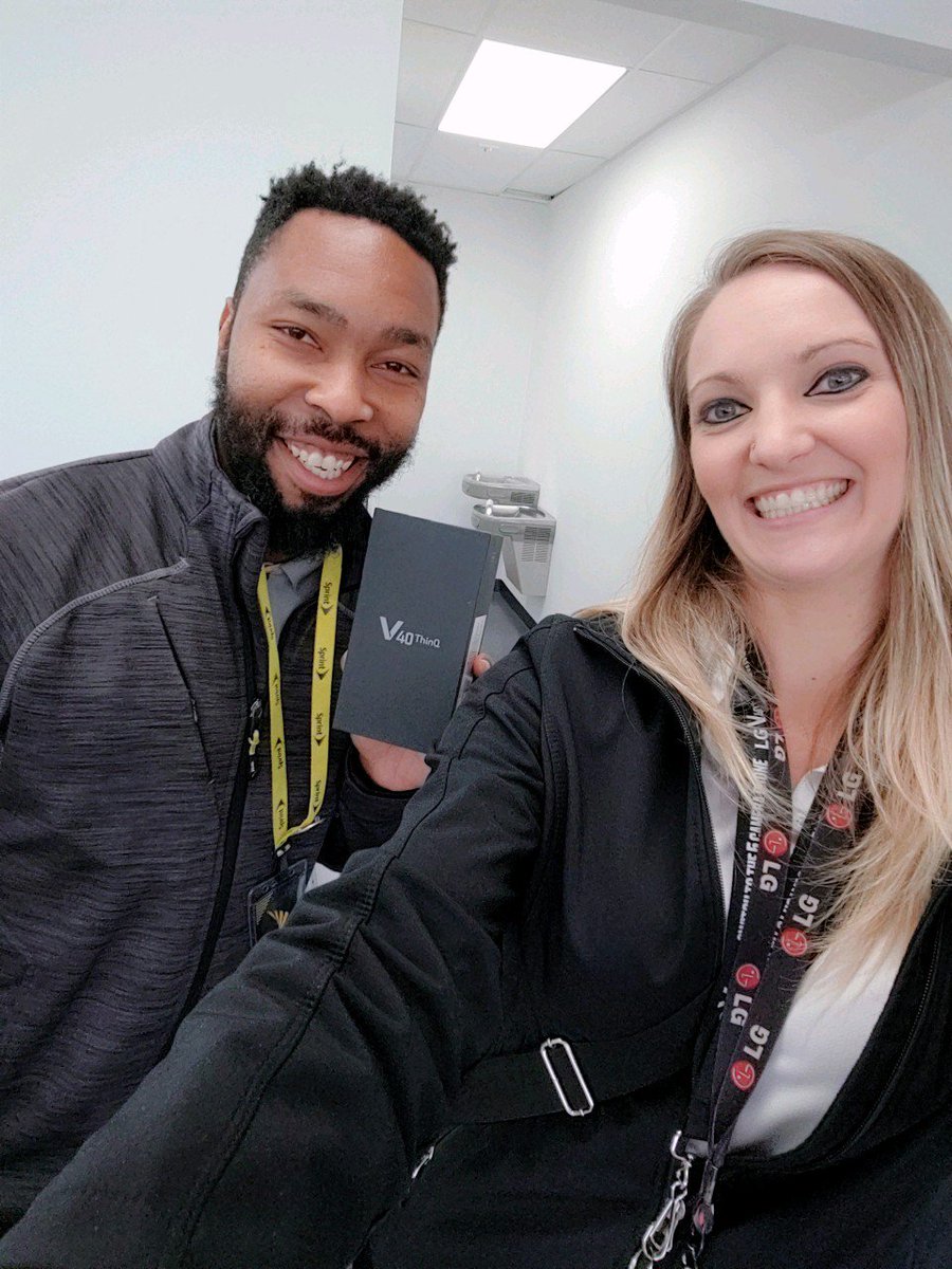 LGMICHELEROSSLG's tweet photo. When an employee buys a V40! @SellWithLG I COULDN'T BE MORE PROUD! https://t.co/B1WUhXorI0