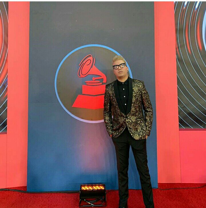 Crisjah3's tweet photo. Orgullosa de ti, tú país Venezuela 🇻🇪 te ama, te apoya, te hace barras desde aquí 🙌 Corea fuerte #MiCama para que ese #Grammy se venga para acá contigo! Te amamos♥
@Omarkoonze @KarolGmusic Voy a ustedes🇻🇪🇨🇴🔥
#LatinGrammyTnt
 Ese tema debe ganar como canción del año https://t.co/N9kMNQfAJF