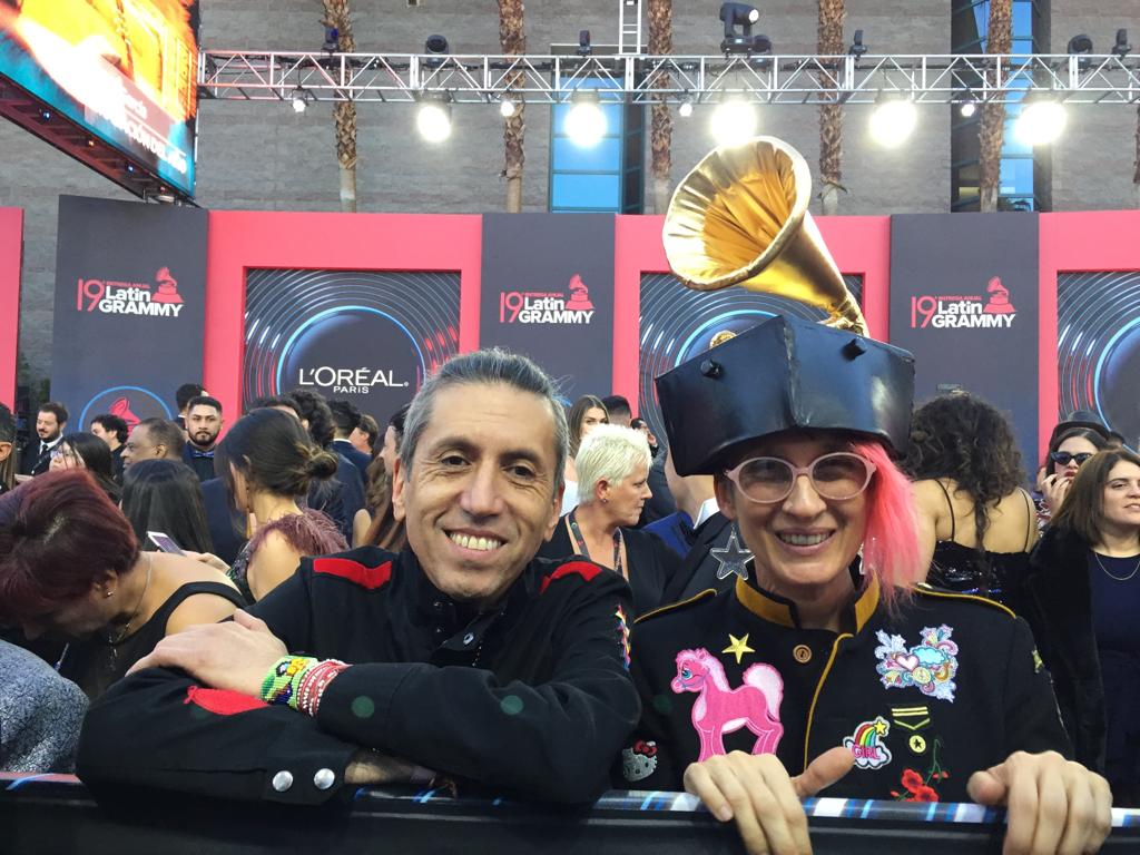ELTIEMPO's tweet photo. Este es el rostro de felicidad de @KonHector y @ndreaEcheverri, de @aterciopelados, luego de recibir su premio al mejor álbum de música alternativa por 'Claroscura' en los #LatinGrammy https://t.co/h0vaacRuSK