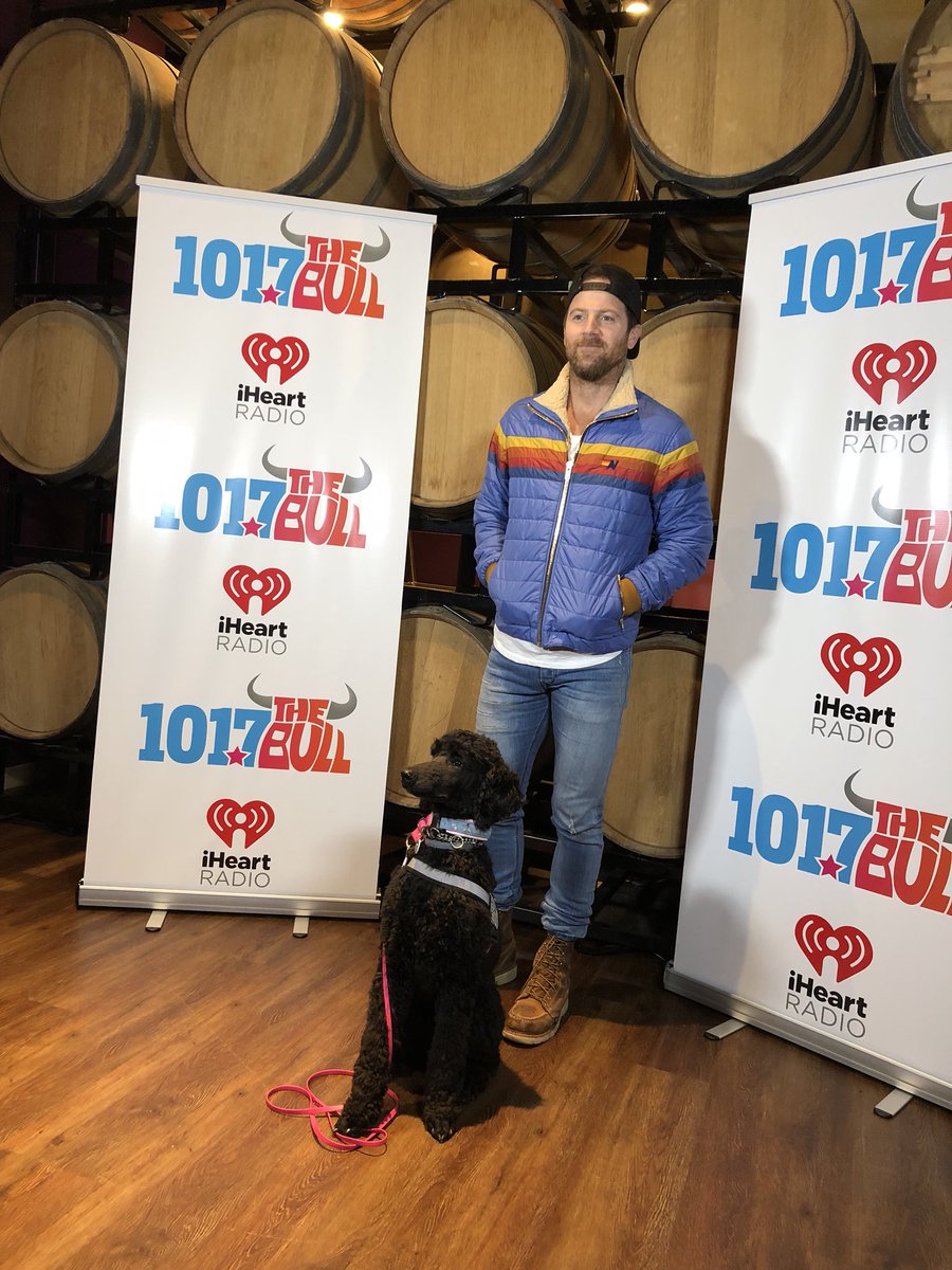 TheBull1017's tweet photo. Omg this pic is everything!! @KipMooreMusic hanging with a #Bask9Dog 🙌 #CountryUncorked https://t.co/TNuWD6EYZF