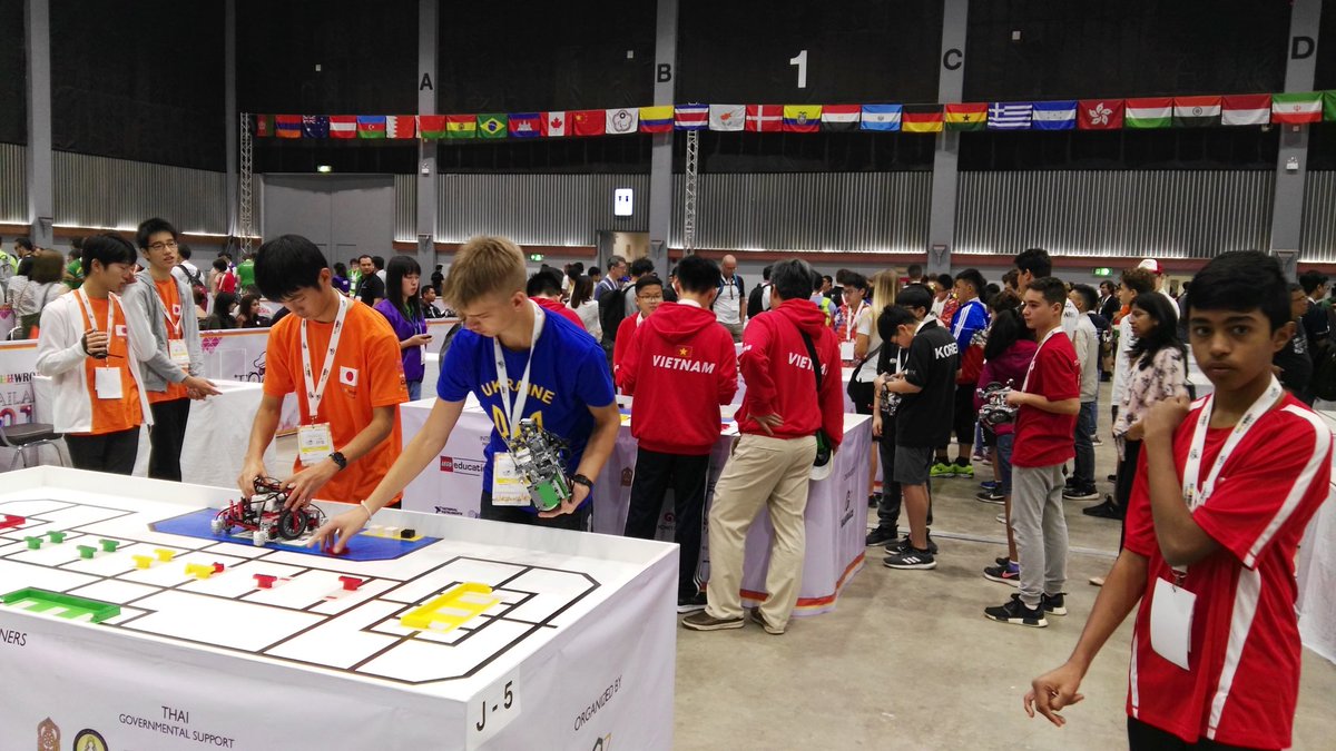 Compartint experiències #equips #països @legoomasters <a href="/elsplanells/">INS Els Planells</a> #equip #sumem #aprenemiensdivertim