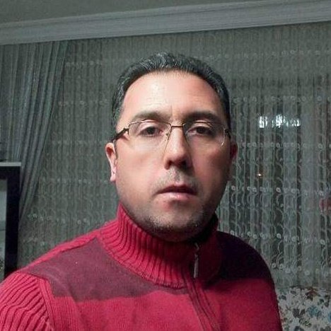 KacSatOldu's tweet photo. Yozgat Cezaevinde baş gardiyan Özeray Özaslan'ın, mahkumlara ters kelepçe takıp tekmelediği, hatta boğazlarını sıkarak şiddet uyguladığı, sonra da odayı dağıtıp 'mahkûm saldırdı' süsü vererek işin içinden sıyrılmaya çalıştığı ortaya çıkalı 1 kaç saat oldu. https://t.co/EjeciVIQPz