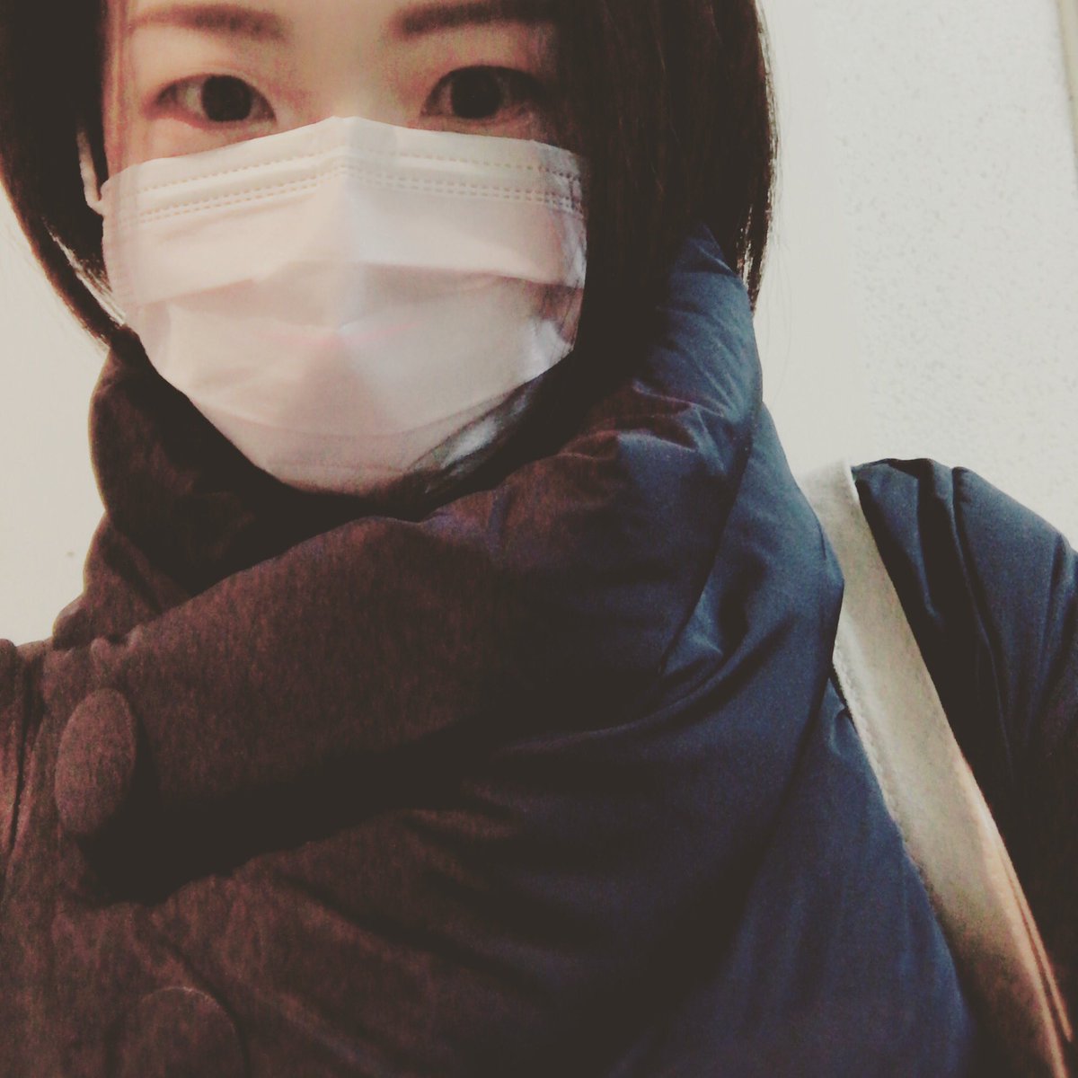 足元はムートンブーツ