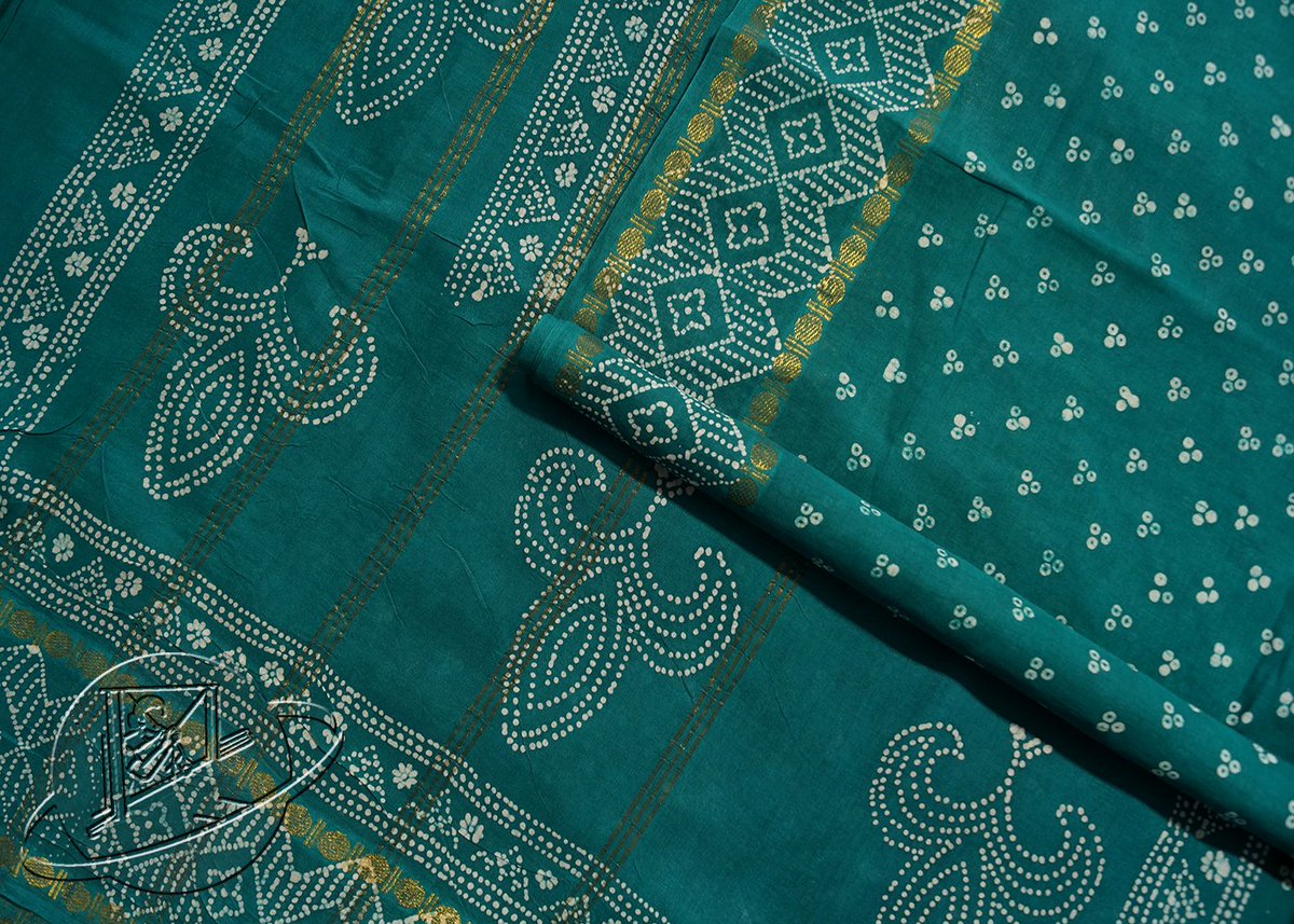 loomworldgov's tweet photo. The traditional designs of Sungudi, takes a week to make these sarees! Did you know that these sarees came to Madurai about 600 years back, during the time of Thirumalai Naicker and tie and dye is done by Saurashtrian weavers?
website: https://t.co/E2xgsJ5d83 https://t.co/4r95hUz6Lh