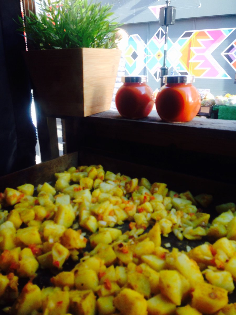 #tfif #lilpangolin #surreystreetmarket come try out Indian style burrito to get your Friday off to a good start 🔥🔥🔥