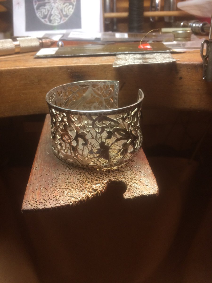 Une pièce qui s’en va .. de nouvelles pièces à venir .. Il y a des pièces que l’on a du mal à voir partir...some pieces are more difficult than others to let go ...Bracelet Point Colbert ...