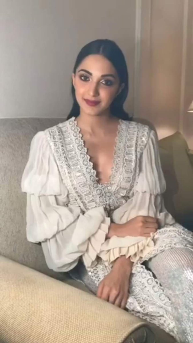 
<a class='inner-topic-link' href='/search/topic?searchType=search&searchTerm=KIARA ADVANI' target='_blank' title='click here to read more about KIARA ADVANI'>kiara advani</a> or Kajal Aggarwal? Who gets Super Star?

